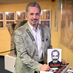 Martin Dejdar se svou knihou. Také je terčem urážek a sprosťáren.