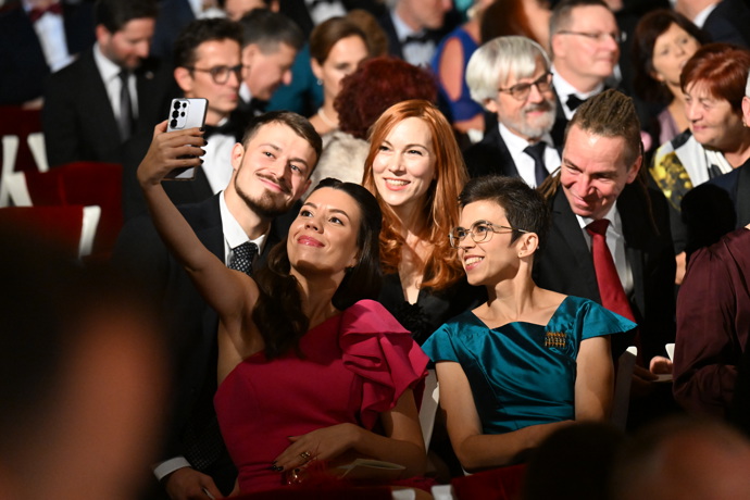 Ivan Bartoš se ženou se fotil s Piráty