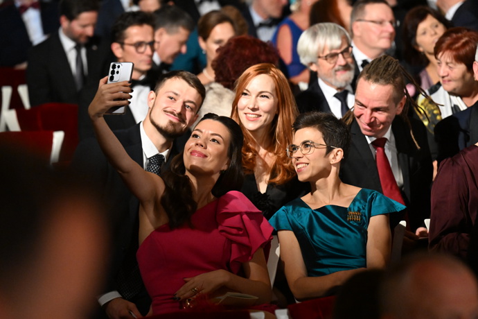 Ivan Bartoš se ženou se fotil s Piráty