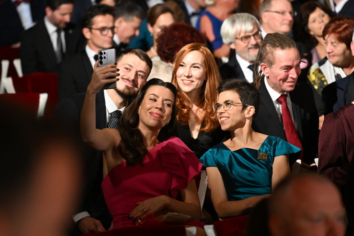 Ivan Bartoš se ženou se fotil s Piráty