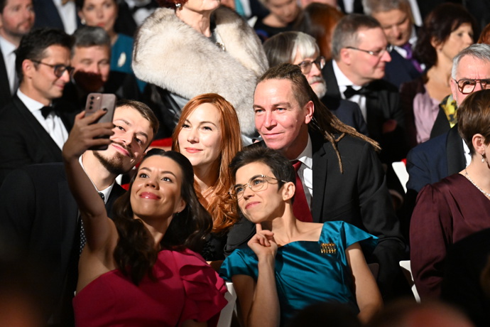 Členové Pirátů si udělali před začátkem předávání státního vyznamenání selfíčko.