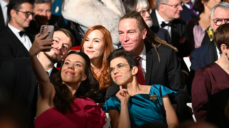 Známé tváře si dělali selfie.