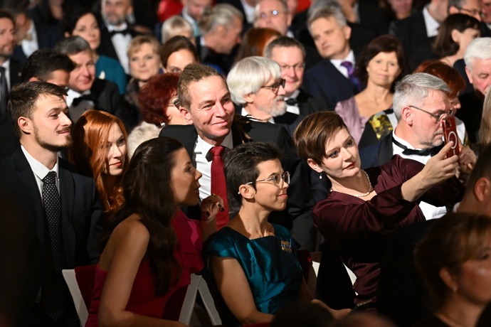 Někteří hosté, zejména pak členové Pirátů, si udělali před začátkem předávání státního vyznamenání selfíčko.