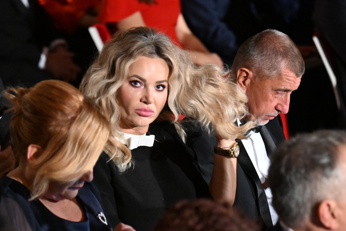 Monika Babišová si upravovala vlasy.