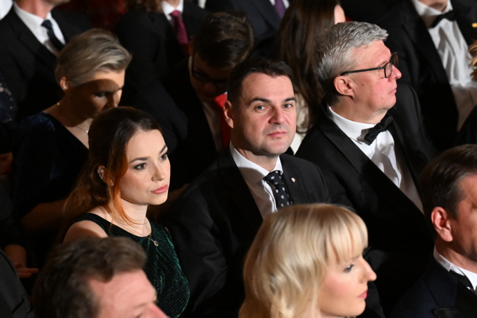 Petr Macinka ve společnosti své ženy.