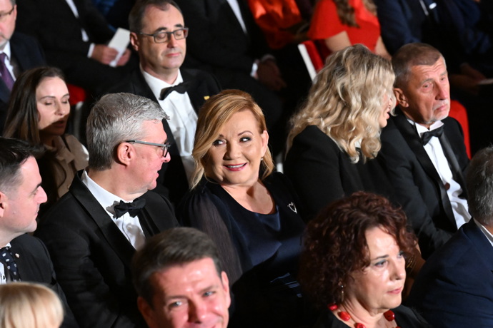 Alena Schillerová pro tentokrát zvolila tmavě modré šaty s průhlednými rukávy, které ozdobila broží.