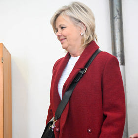 Eva Pavlová dorazila v červeném kabátu.