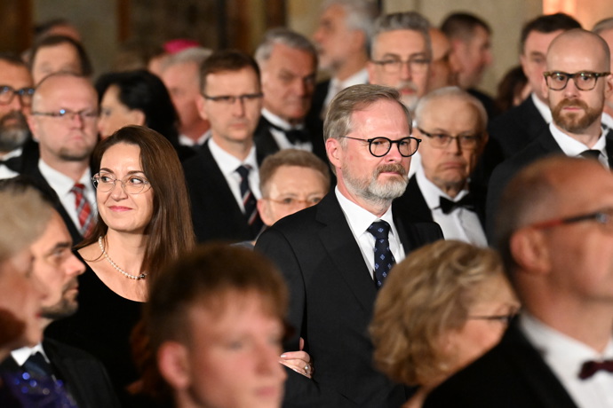 Oba přišli v černé.