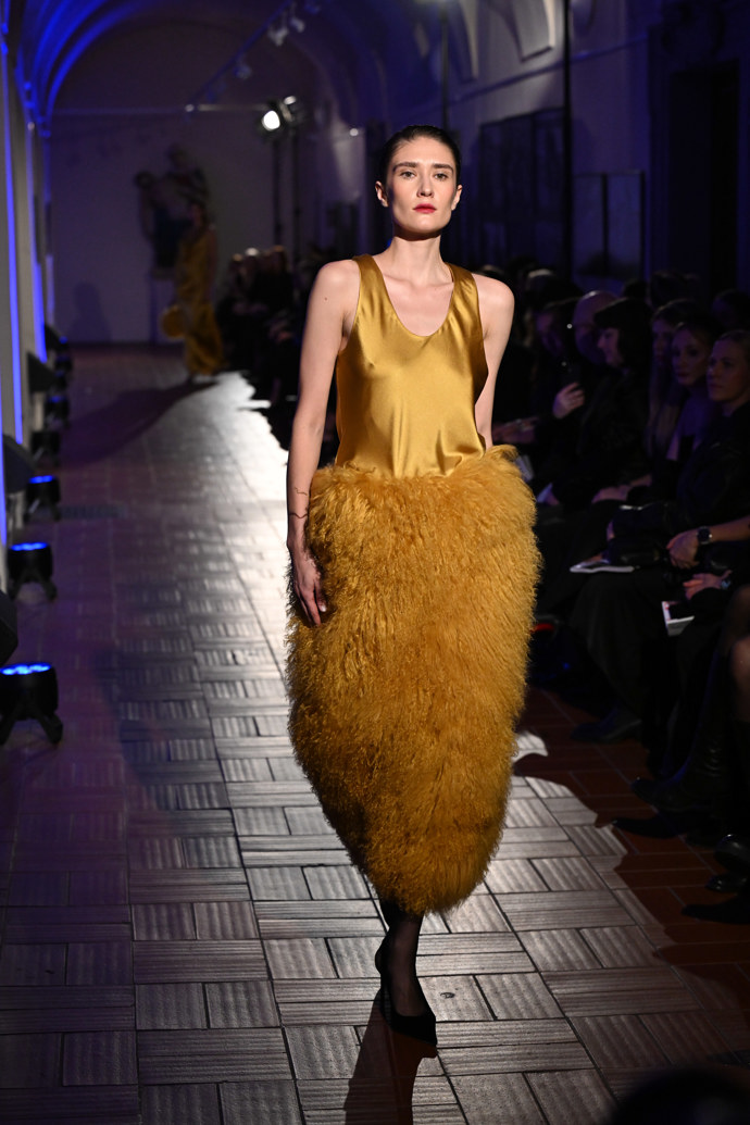 Modelka Marie Danči oblékla saténové šaty v hořčičné barvě s nadýchanou sukní z peří. 