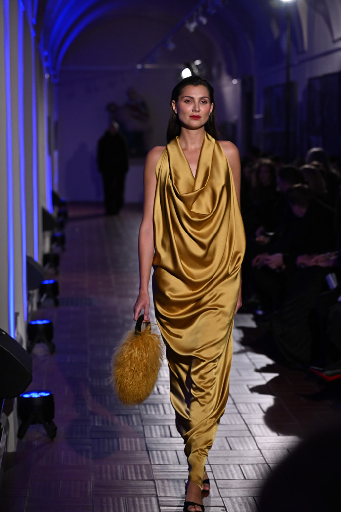 Hořčicová barva a satén s vodou v oblasti dekoltu. 