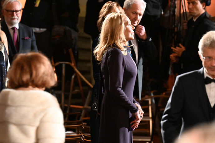 Dagmar Havlová pro změnu zvolila tmavě fialové šaty s dlouhým rukávem.