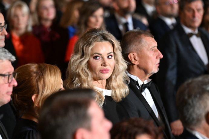 Monika Babišová koukala všude kolem. 