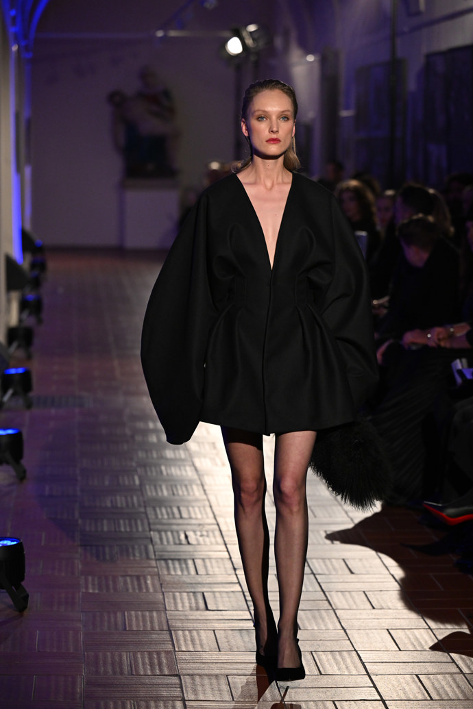 Malé černé šaty s hlubokým výstřihem podle Anamé. 