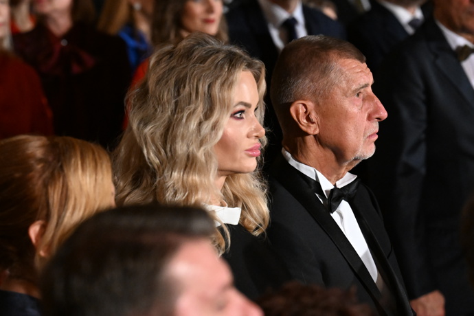 Monika Babišová upoutala také výraznými očními stíny...