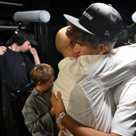 Aleš Lehký v objetí se svým synem.