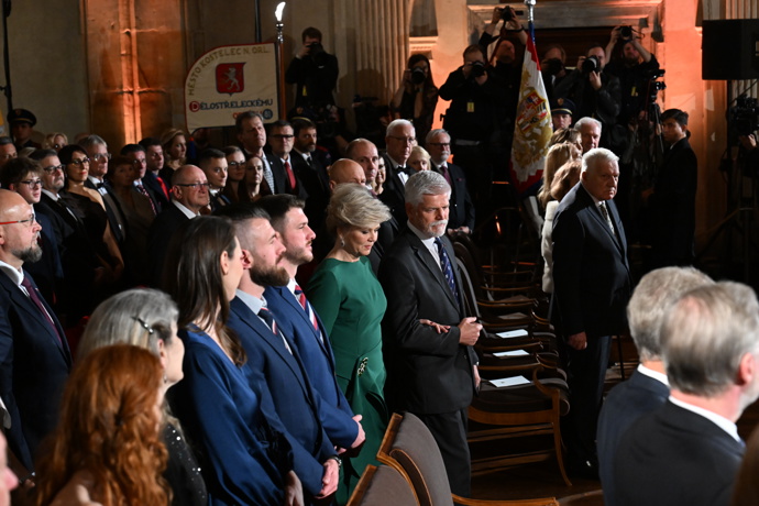 První dáma Eva Pavlová zvolila pro slavnostní večer smaragdově zelenou róbu.