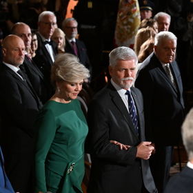 První dáma České republiky Eva Pavlová vynesla smaragdově zelené večerní šaty, které odkazovaly na řeku Vltavu i Smetanovu Mou vlast...