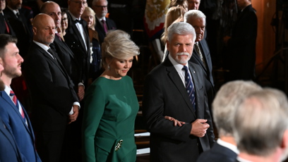 FOTO: Elegantní zelené šaty s dlouhými rukávy.