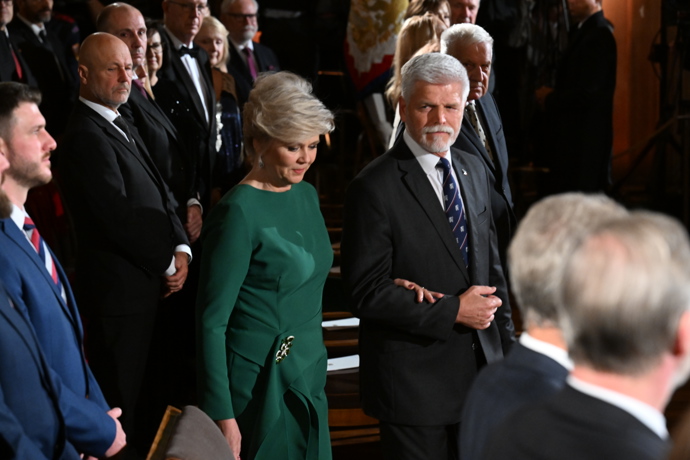 Elegantní zelené šaty s dlouhými rukávy.