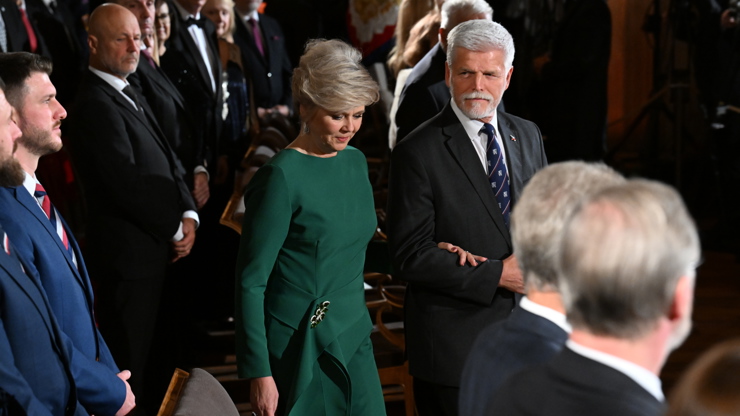 První dáma Eva Pavlová v zelených šatech na slavnostním ceremoniálu.