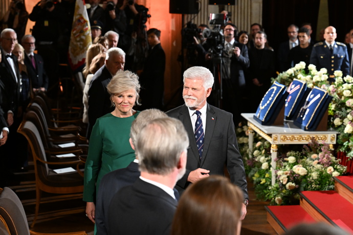 Šaty jednoduchého střihu nechaly vyniknout barvu.