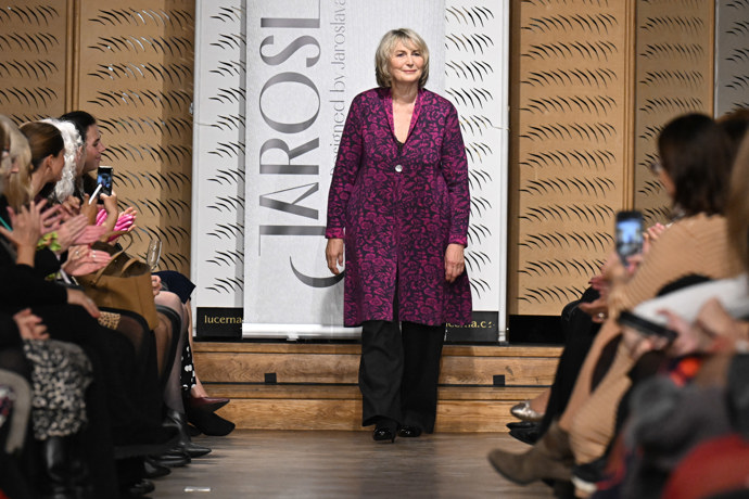 Eliška Balzerová vynesla také elegantní purpurový pláštík. 