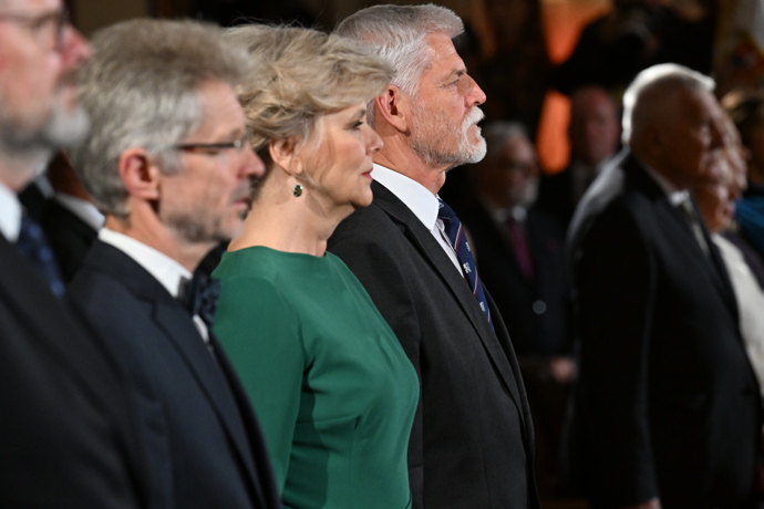 Náušnice s velkými kameny zářily do dálky.