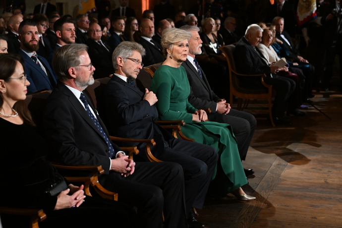 První dáma sedí v sále během ceremoniálu.