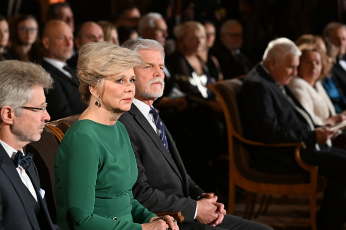 Róba s jednoduchým, ale sofistikovaným střihem.