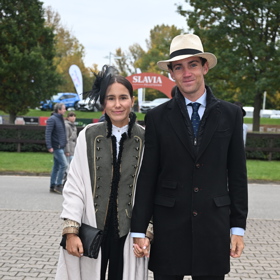 Mnohé páry, které Velkou pardubickou letos navštívily, se dokázaly v oblékání pozoruhodně sladit. Zde například do černo-béžových barev.
