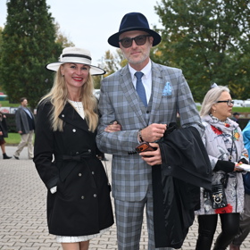 Také tato dáma po pánově pravici se rozhodla pro kontrastní černo-bílou kombinaci, její partner byl velmi kreativní při výběru obleku.