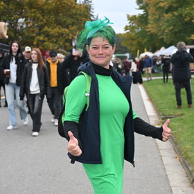 Křiklavě zelený fascinátor v podání veselé dámy v zeleném. Zelenou barvu zopakovala i na šatech a vše doplnila zelenými teniskami.
