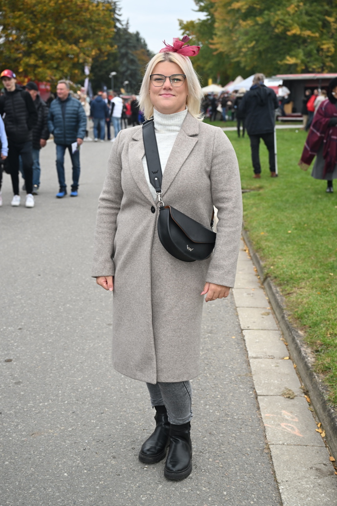Mnohé kloboučky či fascinátory byly jen velmi decentní připomínkou dress codu. 