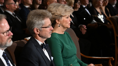 FOTO: Prsten a ladící náušnice doplňují celkový vzhled první dámy.