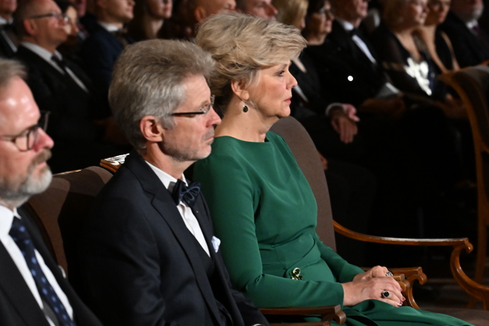 Prsten a ladící náušnice doplňují celkový vzhled první dámy.