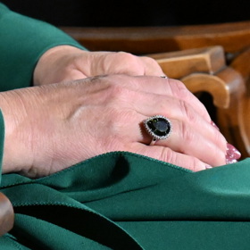 První dáma zaujala výraznými šperky, včetně prstenu s tmavým kamenem.