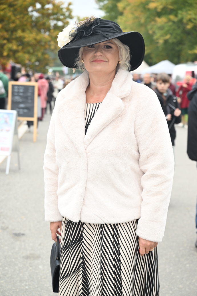 Velká pardubická 2025 nabídla zajímavé outfity. 
