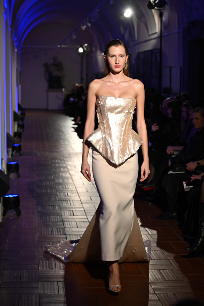 K vidění byly na přehlídce metalické korzety. 