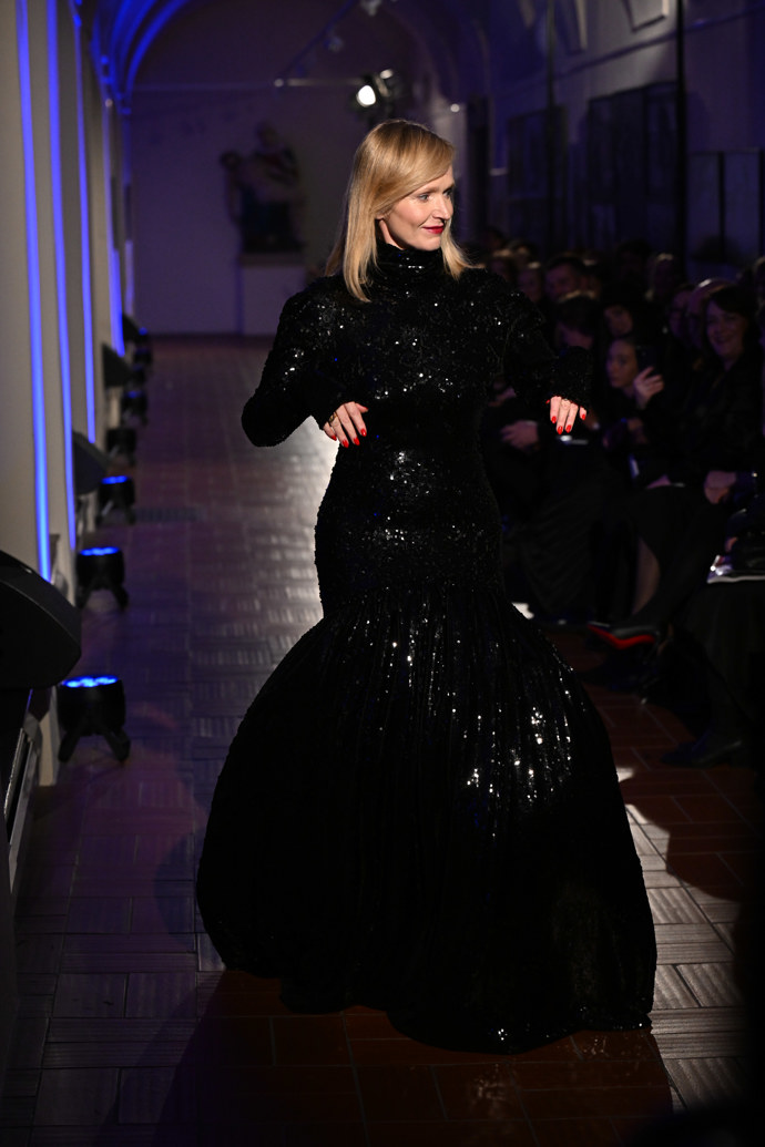 Flitrové šaty byly zlatým hřebem večera. 