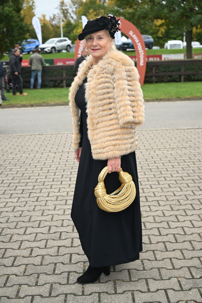 Béžový kožíšek snese i kompletně černý zbytek outfitu. Krásným kouskem je také výrazná kabelka.