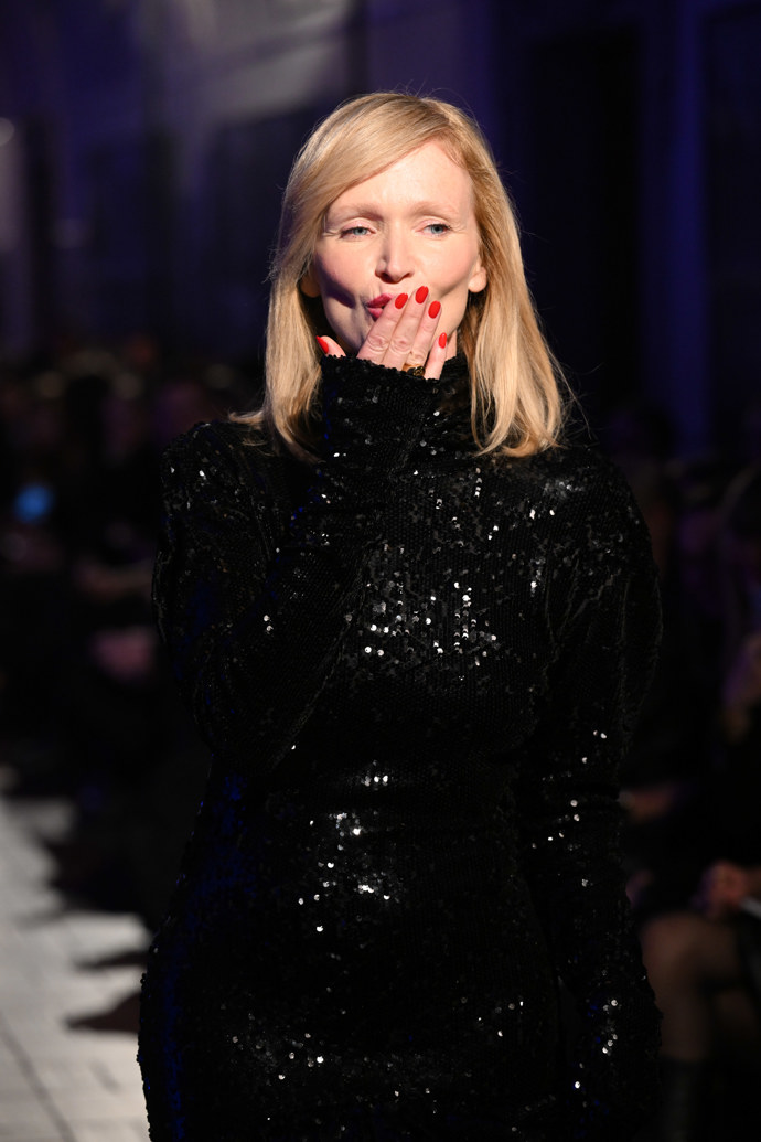 Aňa se kompletně zahalila do černých flitrů. Rudě zářily jen její červené nehty. 