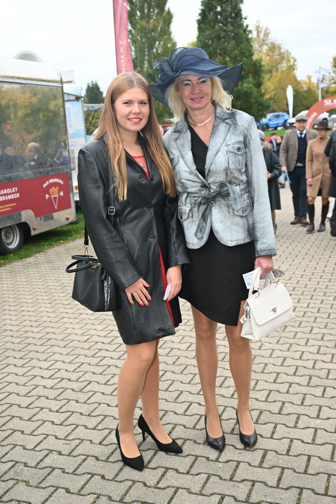Dáma v modrém klobouku svůj outfit nezvládla stylově sladit. Výměnu by si zasloužilo zejména sako. 