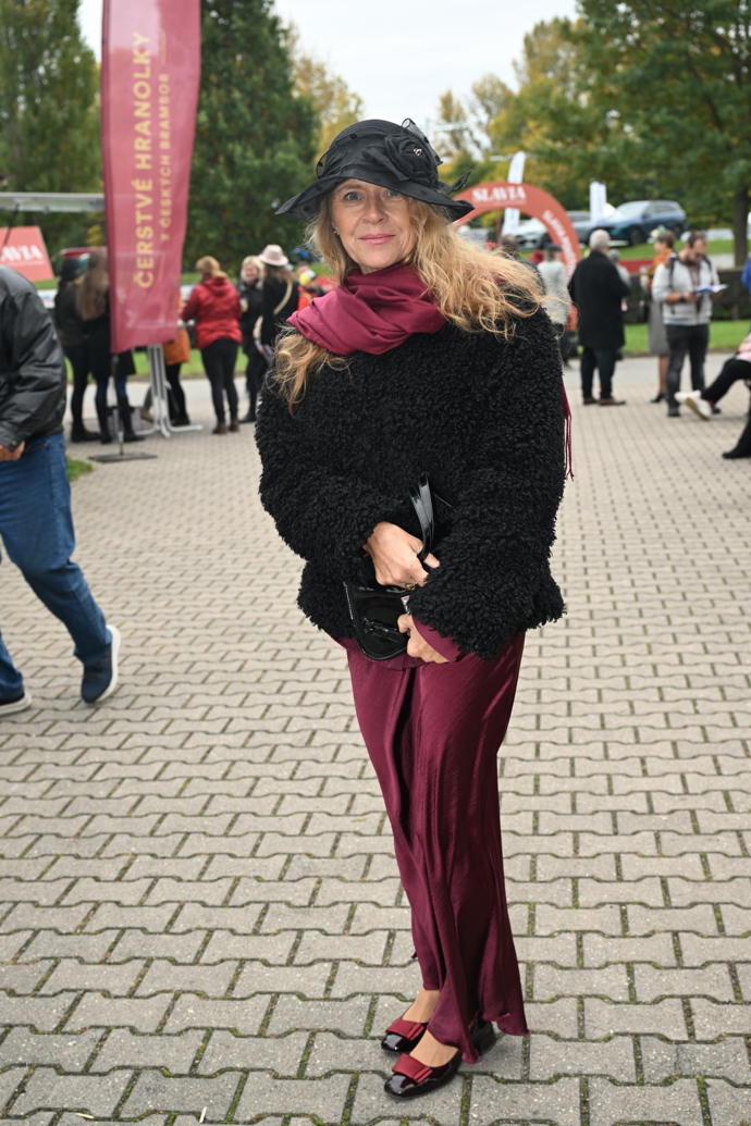 Typicky podzimní vínový outfit, který černý klobouk skutečně korunuje. 