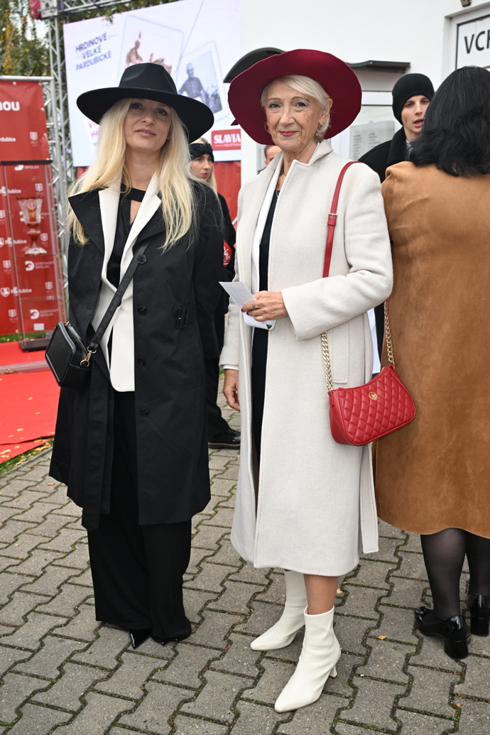 Také tato dáma se rozhodla pro typicky podzimní vínovou barvu - alespoň co se týká klobouku. 