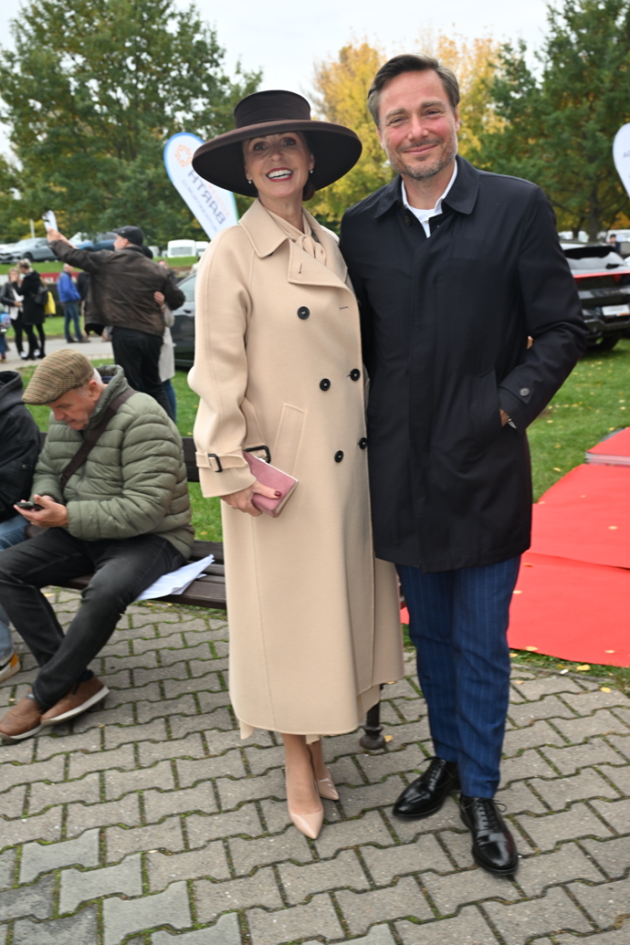 Dvouřadý béžový kabát si skvěle rozumí s tmavě hnědým kloboukem a béžovými lodičkami s uzavřenou špičkou.