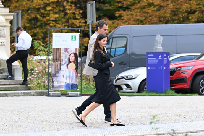 Pár vypadal spokojeně. 