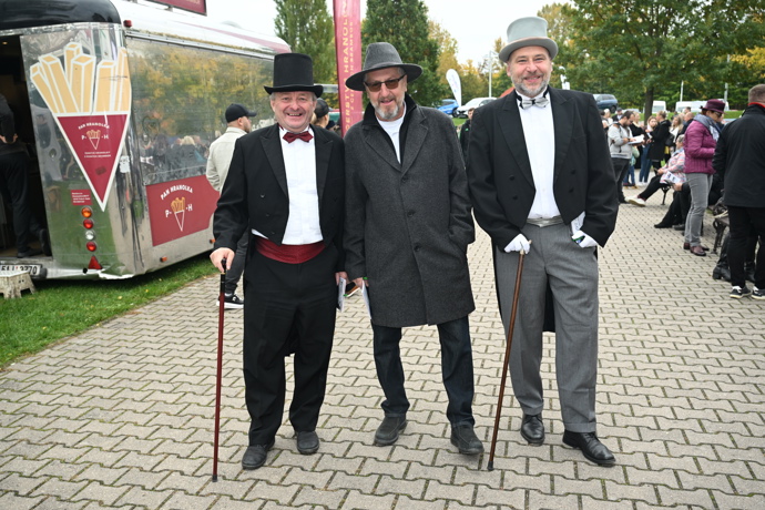 Tito pánové pojali Velkou pardubickou velice stylově.