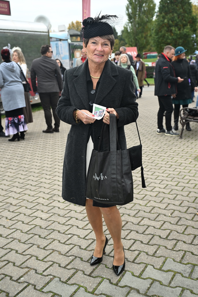 Také dáma s černým kloboukem skvěle vychytala délku svého černého kabátu. 