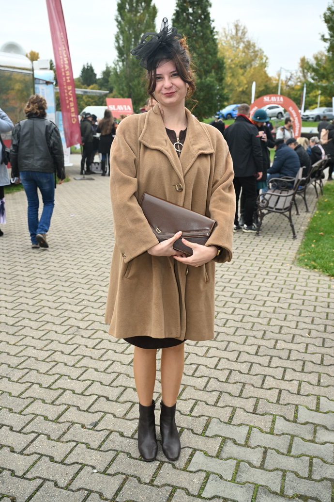 Světle hnědý kabátek dáma doplnila velkým hnědým psaníčkem, jen kotníčkové boty mohla vyměnit za střevíčky s uzavřenou špičkou nebo naopak o vyšší kozačky.