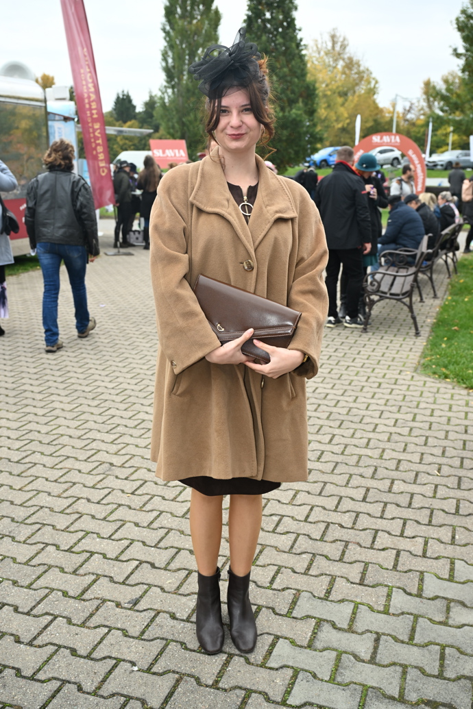 Velká pardubická 2025 nabídla zajímavé módní kreace. 